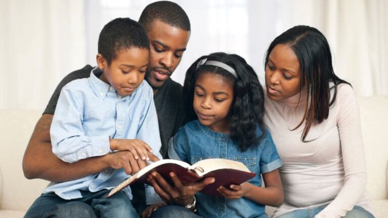 pais lendo a bíblia para os filhos e ensinado sobre Deus