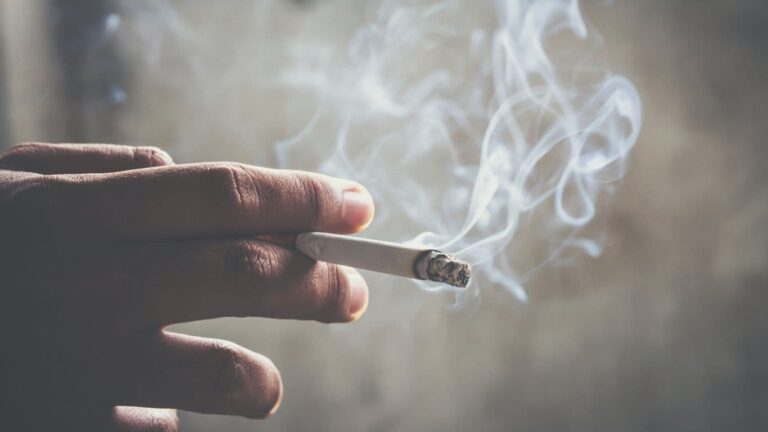 pessoa fumando cigarro