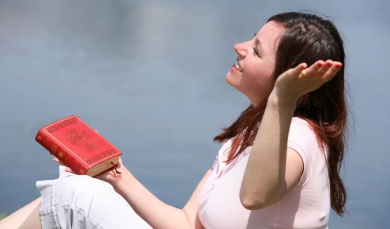 mulher alegre com Deus lendo a bbíblia