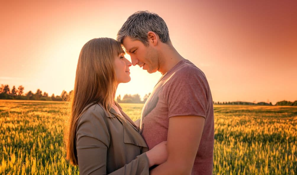 casal feliz abraçado