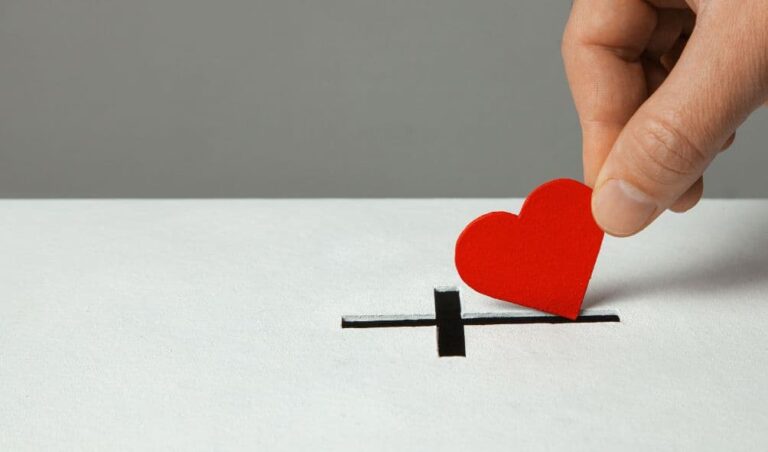 coração entre a cruz
