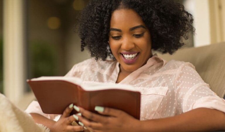 mulher lendo a bíblia feliz